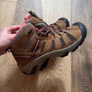 NEW Keen Voyageur Mid Hiking Boots in Brown with Pink Accents, size 9